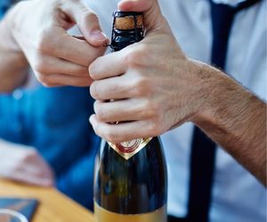 Controlando a rolha do espumante