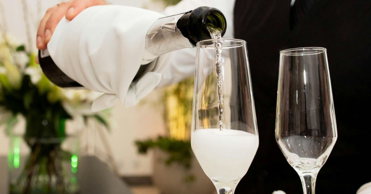 Servindo o espumante na taca