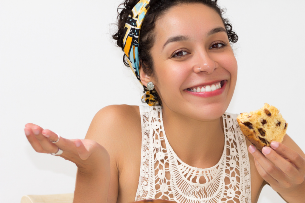 Comendo panetone sem glúten.