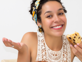 Comendo panetone sem glúten.