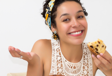 Comendo panetone sem glúten.